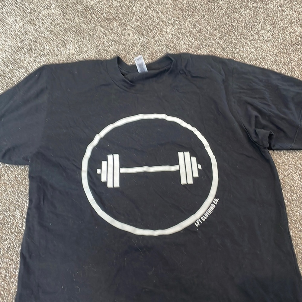 Black lifting tee